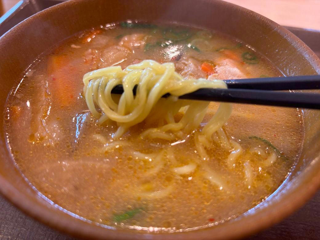 牛丼チェーンのラーメン戦略, とん汁と麺文化の距離の縮まり, すき家の「とん汁みそらーめん」は単品360円, この一杯は確実に次へつながる布石だ
