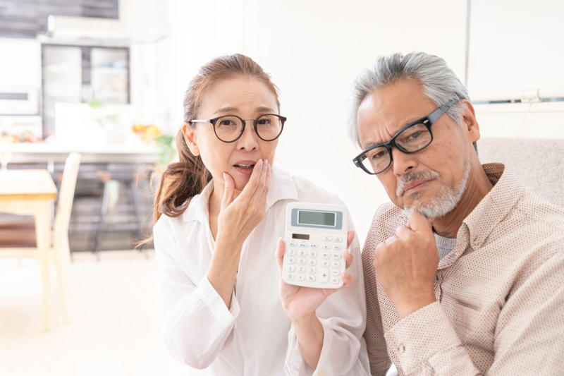 シニア世帯の半数以上が「生活が苦しい」と感じている, 70歳代・二人以上世帯の「平均貯蓄額」はいくら？, 【貯蓄ゼロ・貯蓄3000万円以上】70歳代・二人以上世帯の「貯蓄割合」を見る, 70歳代の「平均年金額」はいくら？夫婦世帯で年金額をシミュレーション, 70歳代（70～79歳）における厚生年金の平均月額, 70歳代（70～79歳）における国民年金の平均月額, 70歳代の夫婦の「月の生活費」はいくら？赤字額にも注目, 収入の内訳：平均25万4395円, 支出の内訳：平均29万6829円, 毎月の家計収支と年間の不足額, 今からできる「老後の備え」を早期から始めておこう