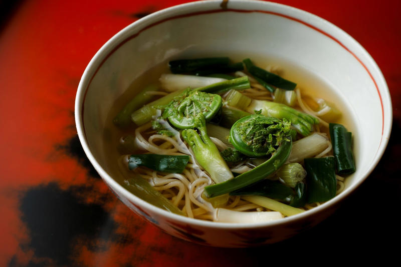 現代の感性で紡ぐ日本の料理, 名店のバトンを受け継ぐ割烹, ３．ニューオリエンタル【五条】, 台湾式蒸しスープがしみわたる, 伊勢志摩直送の魚介と吉田パンを, ５．御菓子丸喫茶【烏丸御池】, 五感で味わう和菓子コース, 写真から着想を得たデザートを, ７．ドノマスタジオ【紫野】, 自由度が高い陶芸体験, ８．form 歩く鳥【神宮丸太町】, 人気ヴィンテージショップの新展開, 日常と非日常が共存する町家ステイ