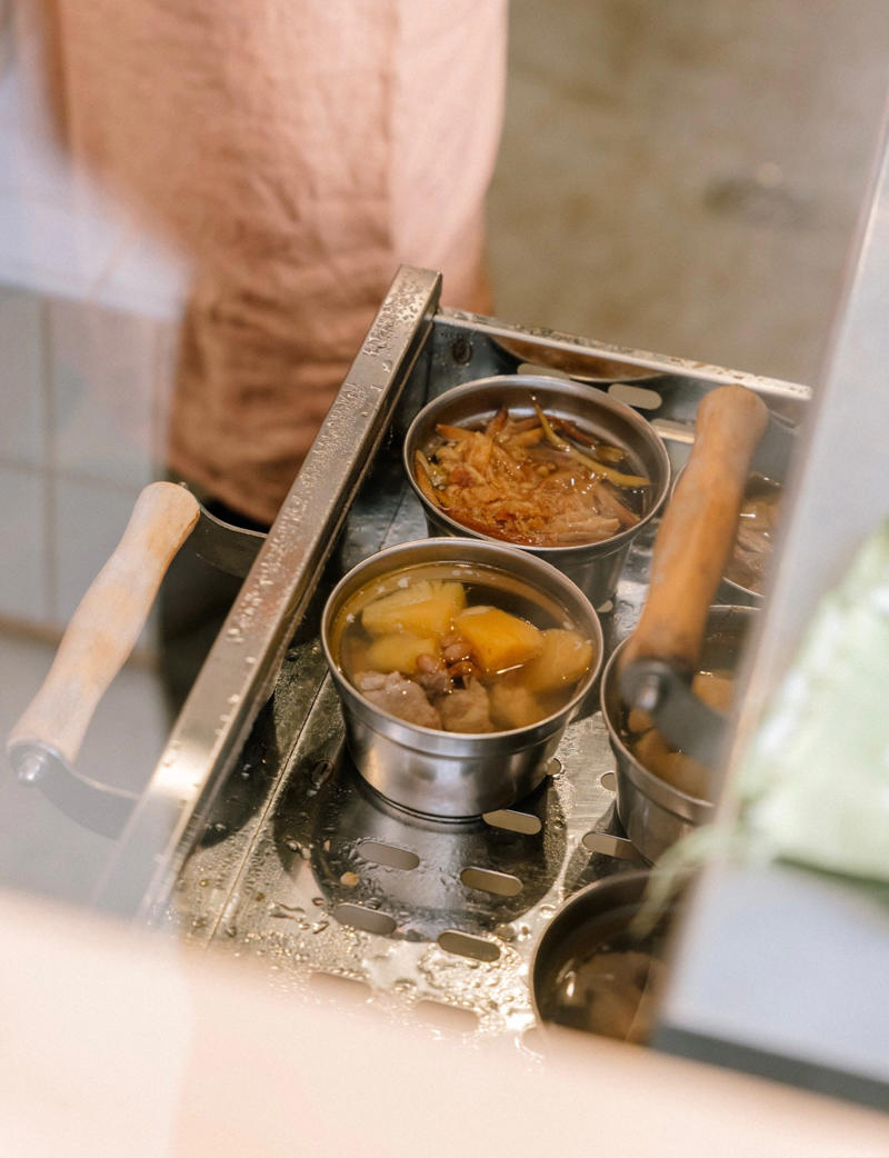 現代の感性で紡ぐ日本の料理, 名店のバトンを受け継ぐ割烹, ３．ニューオリエンタル【五条】, 台湾式蒸しスープがしみわたる, 伊勢志摩直送の魚介と吉田パンを, ５．御菓子丸喫茶【烏丸御池】, 五感で味わう和菓子コース, 写真から着想を得たデザートを, ７．ドノマスタジオ【紫野】, 自由度が高い陶芸体験, ８．form 歩く鳥【神宮丸太町】, 人気ヴィンテージショップの新展開, 日常と非日常が共存する町家ステイ