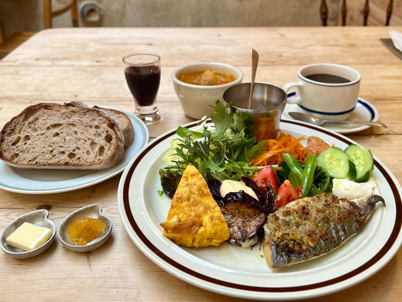 現代の感性で紡ぐ日本の料理, 名店のバトンを受け継ぐ割烹, ３．ニューオリエンタル【五条】, 台湾式蒸しスープがしみわたる, 伊勢志摩直送の魚介と吉田パンを, ５．御菓子丸喫茶【烏丸御池】, 五感で味わう和菓子コース, 写真から着想を得たデザートを, ７．ドノマスタジオ【紫野】, 自由度が高い陶芸体験, ８．form 歩く鳥【神宮丸太町】, 人気ヴィンテージショップの新展開, 日常と非日常が共存する町家ステイ