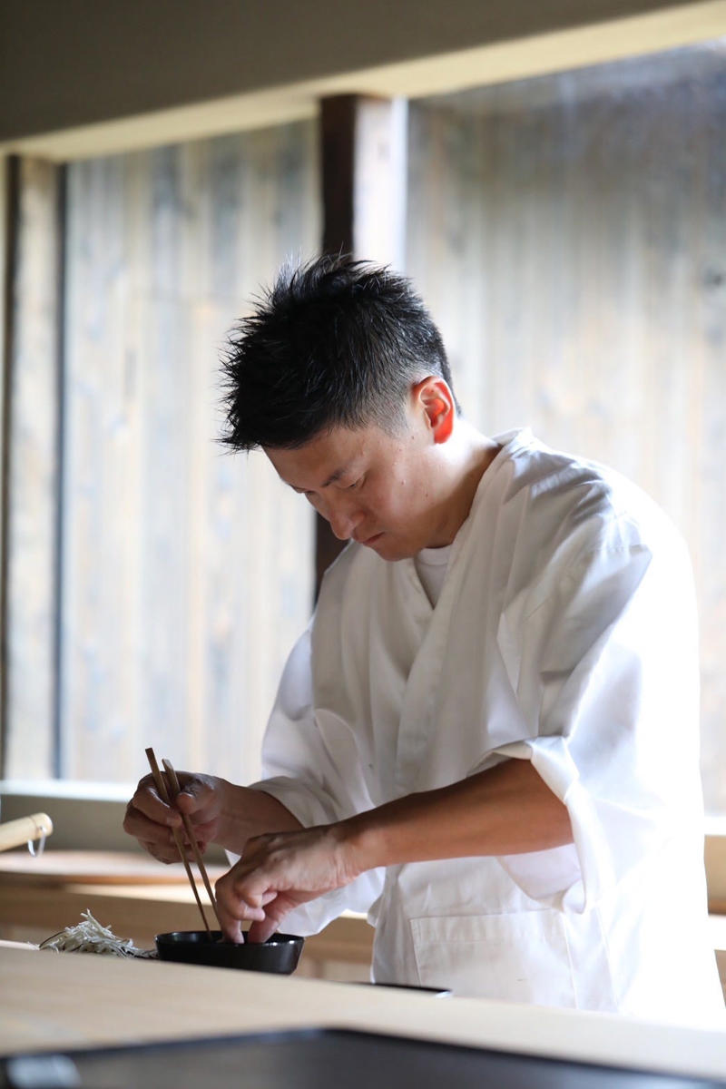 現代の感性で紡ぐ日本の料理, 名店のバトンを受け継ぐ割烹, ３．ニューオリエンタル【五条】, 台湾式蒸しスープがしみわたる, 伊勢志摩直送の魚介と吉田パンを, ５．御菓子丸喫茶【烏丸御池】, 五感で味わう和菓子コース, 写真から着想を得たデザートを, ７．ドノマスタジオ【紫野】, 自由度が高い陶芸体験, ８．form 歩く鳥【神宮丸太町】, 人気ヴィンテージショップの新展開, 日常と非日常が共存する町家ステイ