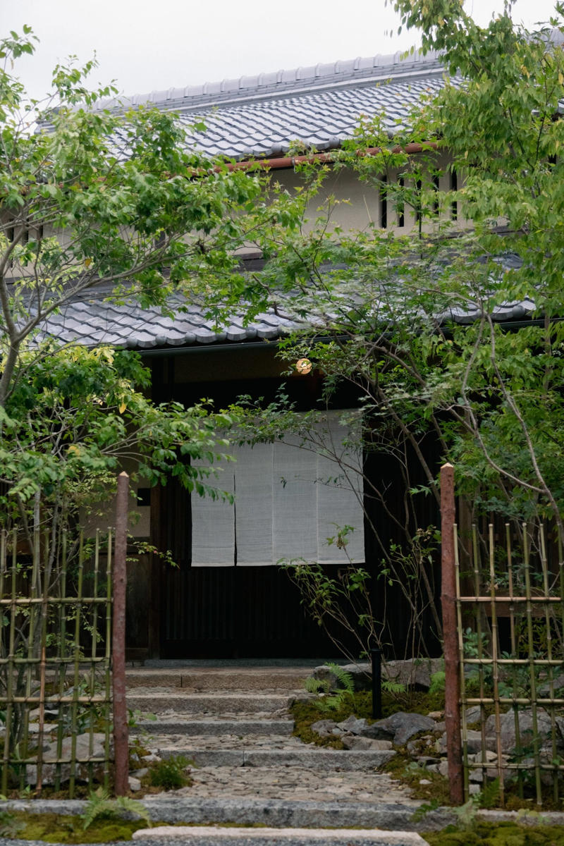 現代の感性で紡ぐ日本の料理, 名店のバトンを受け継ぐ割烹, ３．ニューオリエンタル【五条】, 台湾式蒸しスープがしみわたる, 伊勢志摩直送の魚介と吉田パンを, ５．御菓子丸喫茶【烏丸御池】, 五感で味わう和菓子コース, 写真から着想を得たデザートを, ７．ドノマスタジオ【紫野】, 自由度が高い陶芸体験, ８．form 歩く鳥【神宮丸太町】, 人気ヴィンテージショップの新展開, 日常と非日常が共存する町家ステイ