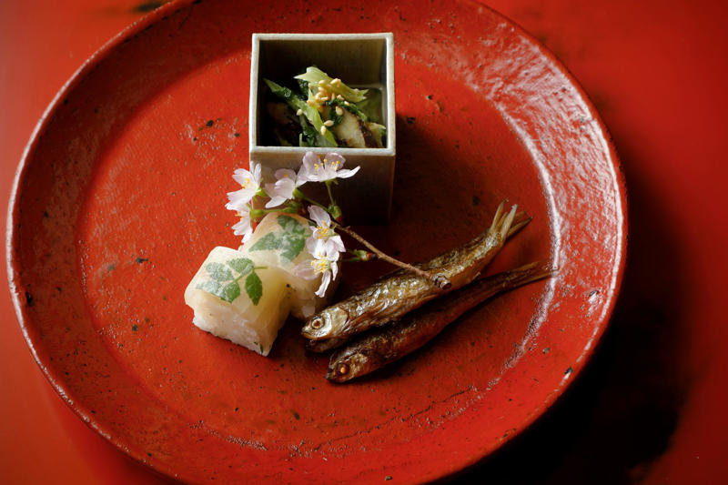 現代の感性で紡ぐ日本の料理, 名店のバトンを受け継ぐ割烹, ３．ニューオリエンタル【五条】, 台湾式蒸しスープがしみわたる, 伊勢志摩直送の魚介と吉田パンを, ５．御菓子丸喫茶【烏丸御池】, 五感で味わう和菓子コース, 写真から着想を得たデザートを, ７．ドノマスタジオ【紫野】, 自由度が高い陶芸体験, ８．form 歩く鳥【神宮丸太町】, 人気ヴィンテージショップの新展開, 日常と非日常が共存する町家ステイ