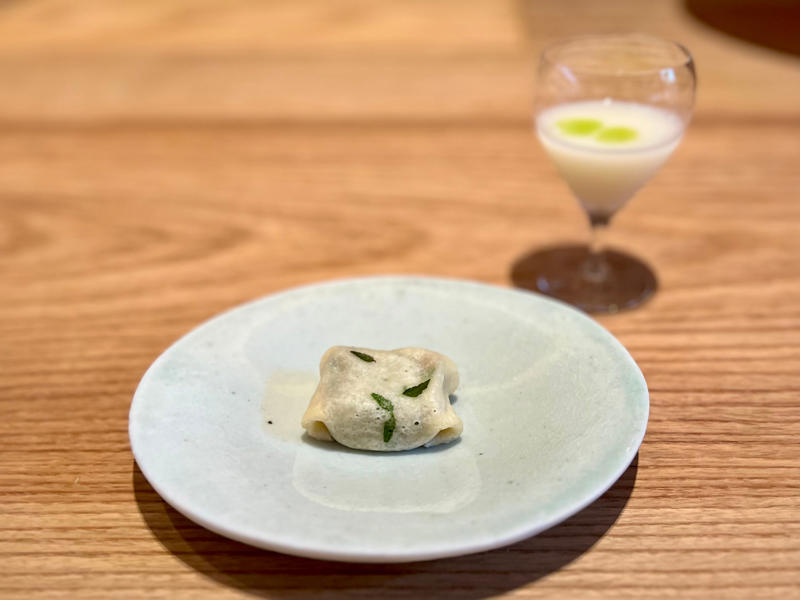 現代の感性で紡ぐ日本の料理, 名店のバトンを受け継ぐ割烹, ３．ニューオリエンタル【五条】, 台湾式蒸しスープがしみわたる, 伊勢志摩直送の魚介と吉田パンを, ５．御菓子丸喫茶【烏丸御池】, 五感で味わう和菓子コース, 写真から着想を得たデザートを, ７．ドノマスタジオ【紫野】, 自由度が高い陶芸体験, ８．form 歩く鳥【神宮丸太町】, 人気ヴィンテージショップの新展開, 日常と非日常が共存する町家ステイ