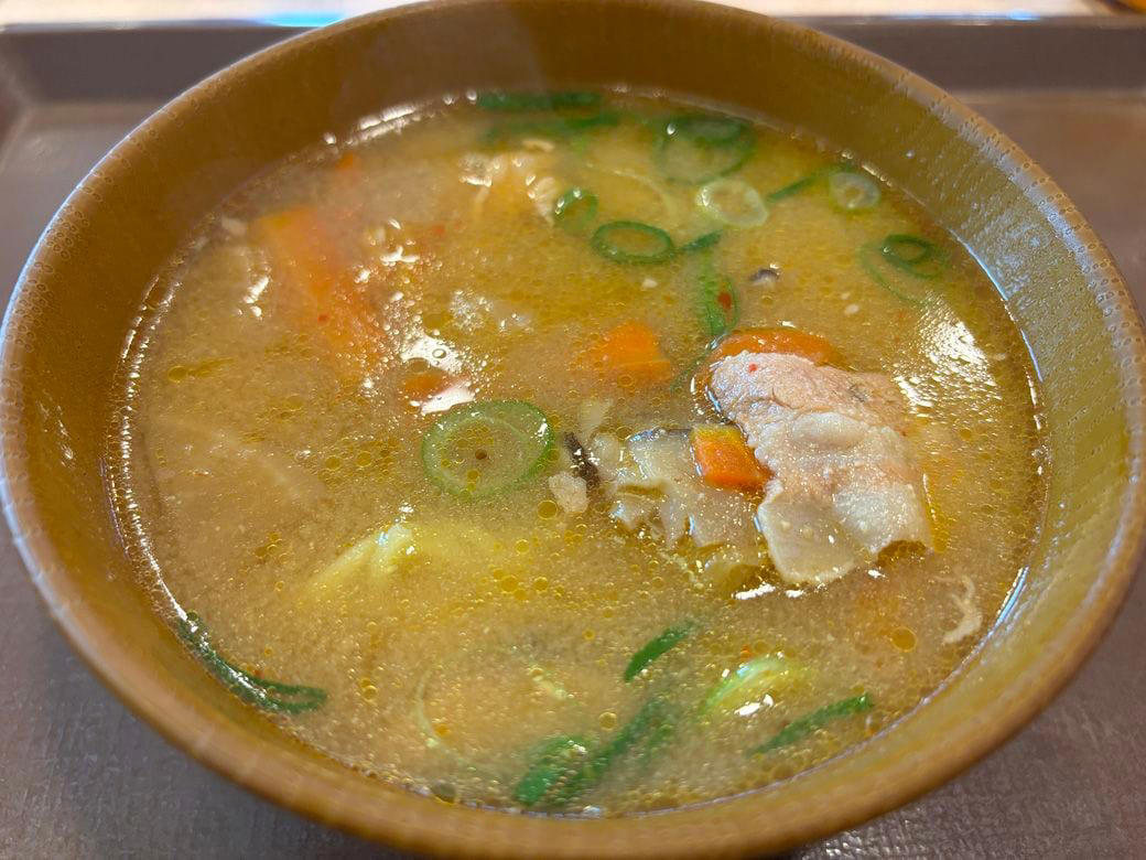 牛丼チェーンのラーメン戦略, とん汁と麺文化の距離の縮まり, すき家の「とん汁みそらーめん」は単品360円, この一杯は確実に次へつながる布石だ