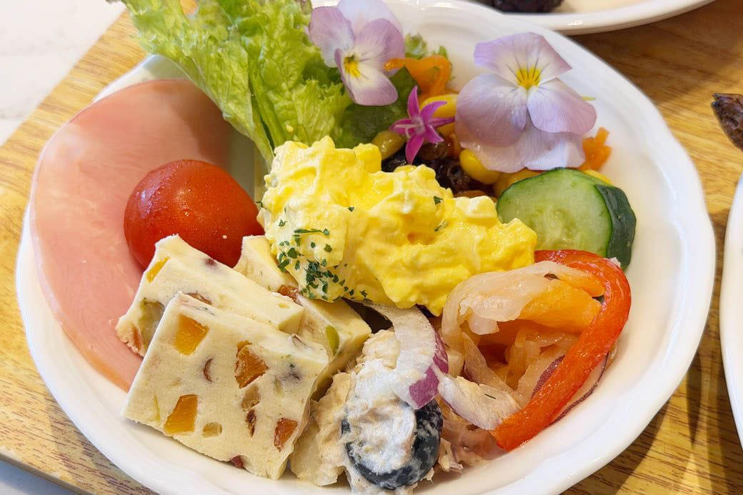 予約困難、大人気の東京ディズニーシー・ファンタジースプリングスホテル, ファンタジースプリングス・レストラン ブレックファストブッフェ4500円, ディズニーの魔法がかかったスペシャルなレストラン, 世界中の老若男女が「おいしい」と頷く、究極の最大公約数, パークで遊ぶ前のエネルギーチャージにも最適, 【おまけ】ファンタジースプリングスホテル朝食バイキングメニュー一覧, 人気の「トリュフ風味のロワイヤル」 , クロワッサンは焼きたてが食べられる, ステンシルが楽しいクロックムッシュ, 色鮮やかなサラダの数々 , 華やかなエディブルフラワーに目を引かれる, ドリンクブースも完備