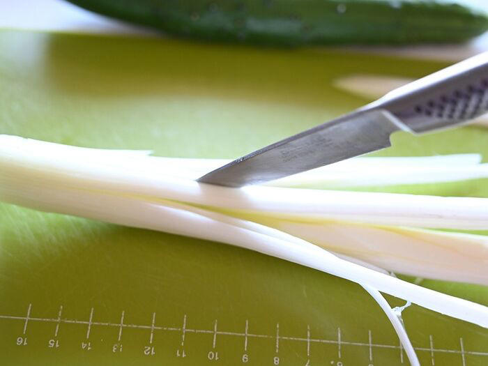 鶏チャーシューの作り方, よだれ鶏用の材料の下ごしらえ, よだれ鶏風タレの作り方, 鶏チャーシューを切り分ける, レンチンで簡単！よだれ鶏風チャーシューの完成！