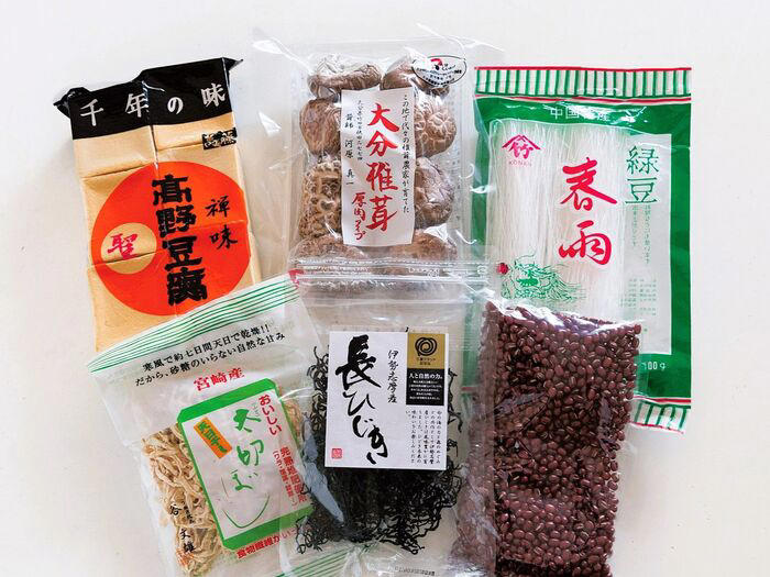 ひとりごはんを楽しむために、常備しておくといい食材があります, おすすめ①賞味期限が長め。料理のバリエーションが広がる食材, おすすめ②買い物に行けないときも「乾物」があれば心強い, おすすめ③さば缶、ツナ缶。そのまま使える缶詰も常備, おすすめ④練り物はおやつにも、たんぱく質食材としても, ＼一人暮らしの料理アイデア満載！／キャリア45年の料理家が教える"自分のための"レシピ本