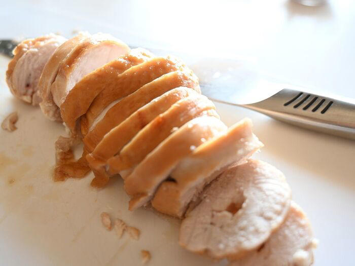 鶏チャーシューの作り方, よだれ鶏用の材料の下ごしらえ, よだれ鶏風タレの作り方, 鶏チャーシューを切り分ける, レンチンで簡単！よだれ鶏風チャーシューの完成！