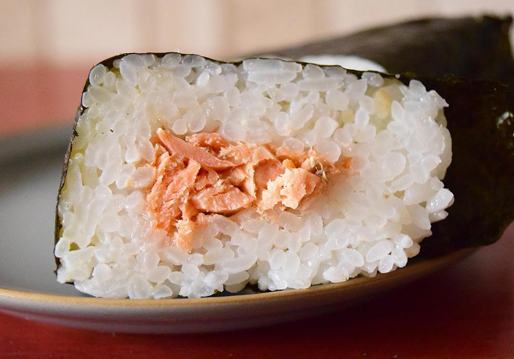 最も重量があるのはセブン-イレブン「炭火焼 紅しゃけ」, ローソン「手巻おにぎり 炙り熟成紅鮭」221円（税込）実食レポ, セブン-イレブン「手巻おにぎり 炭火焼紅しゃけ」232円（税込）実食レポ, ファミリーマート「手巻 紅しゃけ」235円（税込）実食レポ, ボリューム感を重視するならセブン-イレブン「手巻おにぎり 炭火焼紅しゃけ」がおすすめ