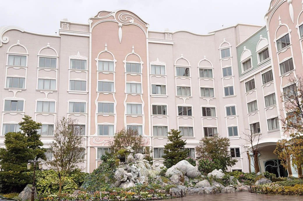 予約困難、大人気の東京ディズニーシー・ファンタジースプリングスホテル, ファンタジースプリングス・レストラン ブレックファストブッフェ4500円, ディズニーの魔法がかかったスペシャルなレストラン, 世界中の老若男女が「おいしい」と頷く、究極の最大公約数, パークで遊ぶ前のエネルギーチャージにも最適, 【おまけ】ファンタジースプリングスホテル朝食バイキングメニュー一覧, 人気の「トリュフ風味のロワイヤル」 , クロワッサンは焼きたてが食べられる, ステンシルが楽しいクロックムッシュ, 色鮮やかなサラダの数々 , 華やかなエディブルフラワーに目を引かれる, ドリンクブースも完備
