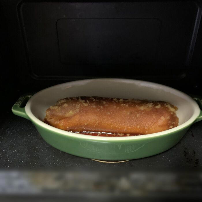鶏チャーシューの作り方, よだれ鶏用の材料の下ごしらえ, よだれ鶏風タレの作り方, 鶏チャーシューを切り分ける, レンチンで簡単！よだれ鶏風チャーシューの完成！
