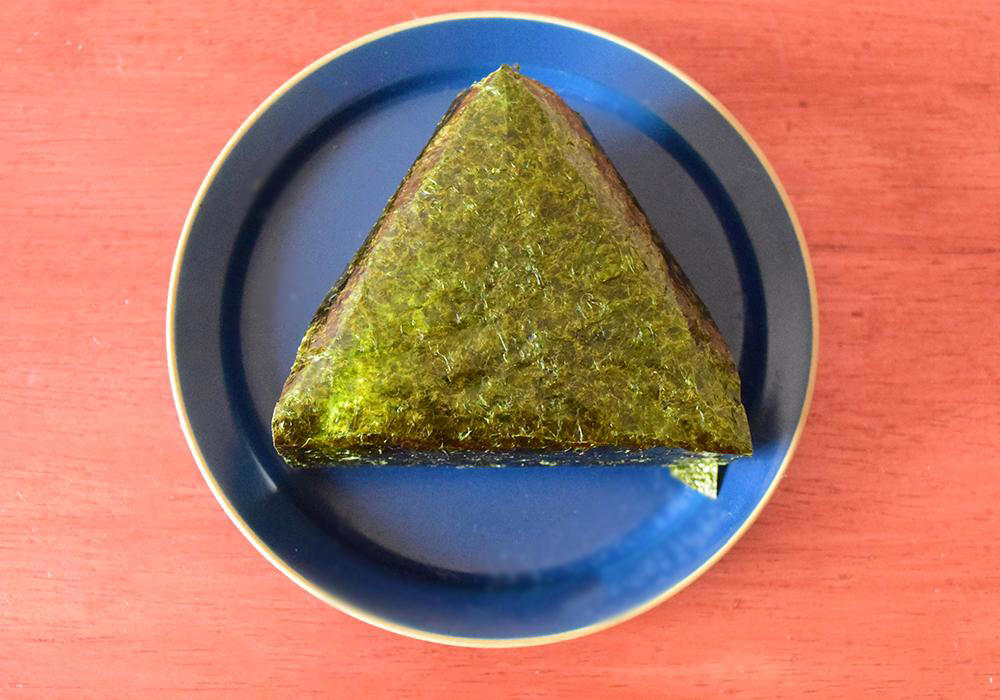最も重量があるのはセブン-イレブン「炭火焼 紅しゃけ」, ローソン「手巻おにぎり 炙り熟成紅鮭」221円（税込）実食レポ, セブン-イレブン「手巻おにぎり 炭火焼紅しゃけ」232円（税込）実食レポ, ファミリーマート「手巻 紅しゃけ」235円（税込）実食レポ, ボリューム感を重視するならセブン-イレブン「手巻おにぎり 炭火焼紅しゃけ」がおすすめ