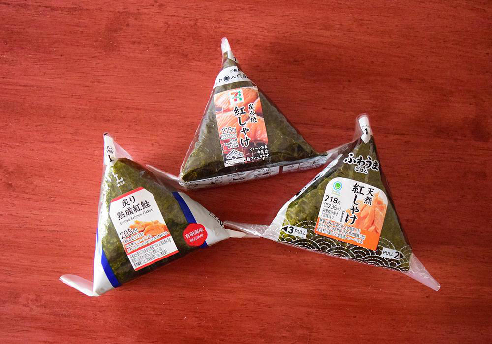 最も重量があるのはセブン-イレブン「炭火焼 紅しゃけ」, ローソン「手巻おにぎり 炙り熟成紅鮭」221円（税込）実食レポ, セブン-イレブン「手巻おにぎり 炭火焼紅しゃけ」232円（税込）実食レポ, ファミリーマート「手巻 紅しゃけ」235円（税込）実食レポ, ボリューム感を重視するならセブン-イレブン「手巻おにぎり 炭火焼紅しゃけ」がおすすめ