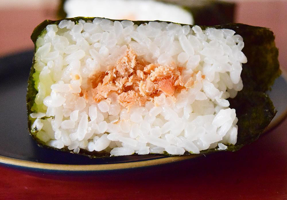 最も重量があるのはセブン-イレブン「炭火焼 紅しゃけ」, ローソン「手巻おにぎり 炙り熟成紅鮭」221円（税込）実食レポ, セブン-イレブン「手巻おにぎり 炭火焼紅しゃけ」232円（税込）実食レポ, ファミリーマート「手巻 紅しゃけ」235円（税込）実食レポ, ボリューム感を重視するならセブン-イレブン「手巻おにぎり 炭火焼紅しゃけ」がおすすめ