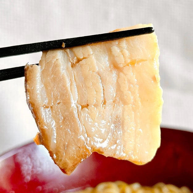 ファミマでは、コスパ抜群の冷凍食品を販売しています。, 1.「にんにくと唐辛子の旨みペペロンチーノ」, にんにくの旨味と、後から追ってくる辛さがクセになる！, オイルにクドさがなく、麺だけで食べてもおいしい！, 2.「赤味噌のコクと香味野菜の香り具付き味噌ラーメン」, 濃厚な味噌の風味がたまりません！, トッピングの具材も存在感があって、満足度が高いです。, 3.「香味油で仕上げた五目炒飯」, XO醤と油の旨味で、食べる手が止まらない。, たけのこのシャキシャキ感が、食感のポイント。