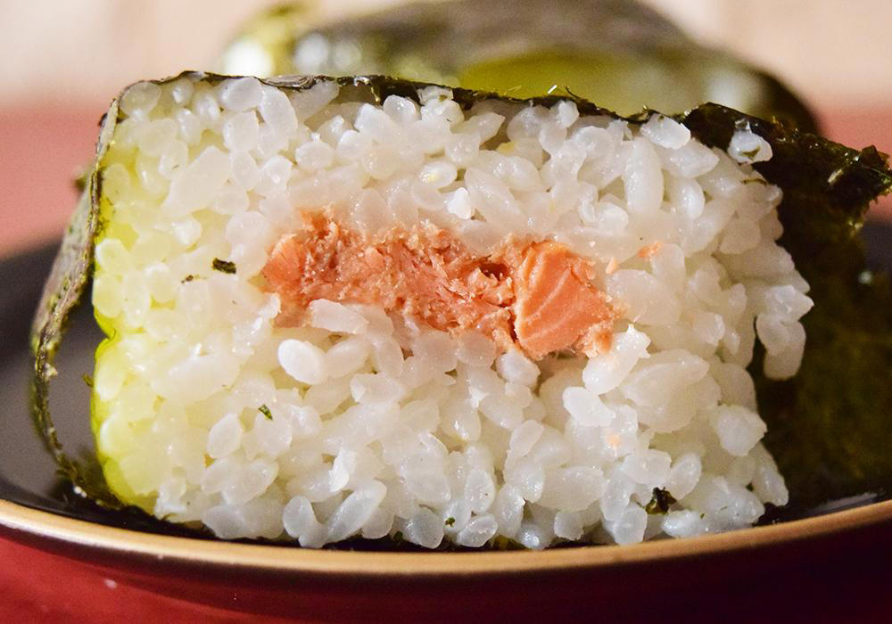 最も重量があるのはセブン-イレブン「炭火焼 紅しゃけ」, ローソン「手巻おにぎり 炙り熟成紅鮭」221円（税込）実食レポ, セブン-イレブン「手巻おにぎり 炭火焼紅しゃけ」232円（税込）実食レポ, ファミリーマート「手巻 紅しゃけ」235円（税込）実食レポ, ボリューム感を重視するならセブン-イレブン「手巻おにぎり 炭火焼紅しゃけ」がおすすめ