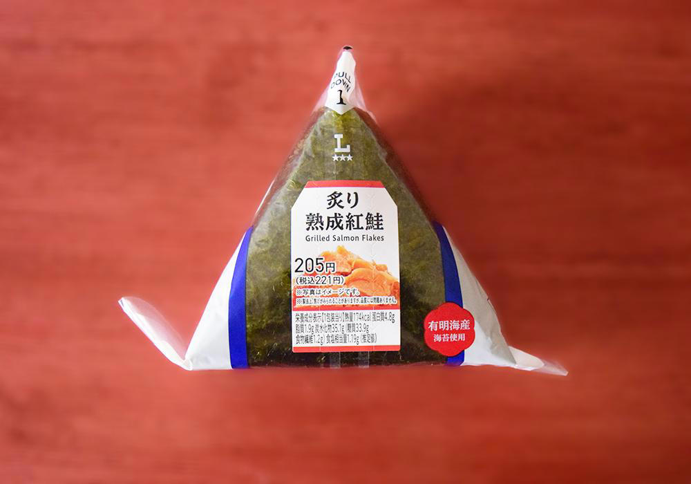 最も重量があるのはセブン-イレブン「炭火焼 紅しゃけ」, ローソン「手巻おにぎり 炙り熟成紅鮭」221円（税込）実食レポ, セブン-イレブン「手巻おにぎり 炭火焼紅しゃけ」232円（税込）実食レポ, ファミリーマート「手巻 紅しゃけ」235円（税込）実食レポ, ボリューム感を重視するならセブン-イレブン「手巻おにぎり 炭火焼紅しゃけ」がおすすめ