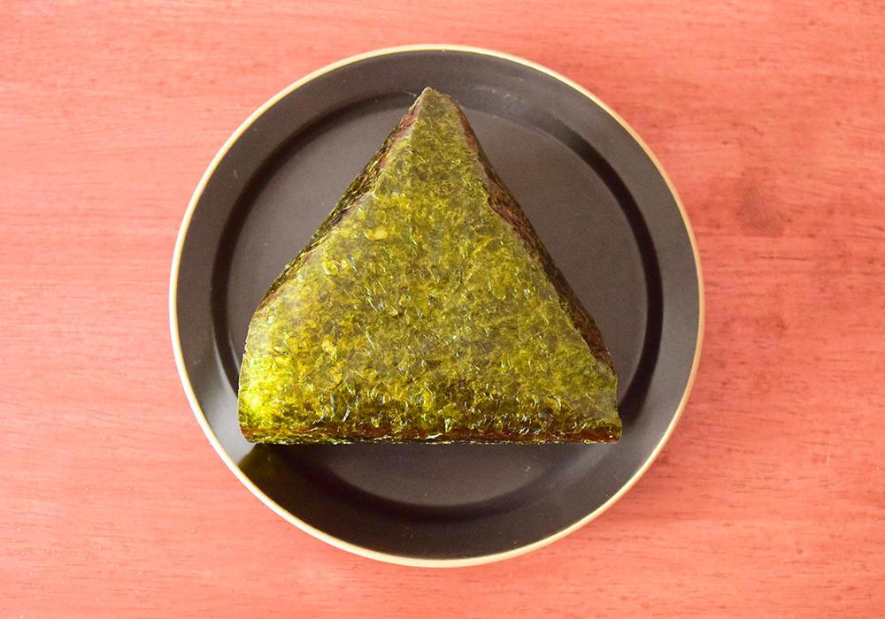 最も重量があるのはセブン-イレブン「炭火焼 紅しゃけ」, ローソン「手巻おにぎり 炙り熟成紅鮭」221円（税込）実食レポ, セブン-イレブン「手巻おにぎり 炭火焼紅しゃけ」232円（税込）実食レポ, ファミリーマート「手巻 紅しゃけ」235円（税込）実食レポ, ボリューム感を重視するならセブン-イレブン「手巻おにぎり 炭火焼紅しゃけ」がおすすめ