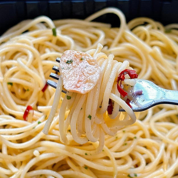 ファミマでは、コスパ抜群の冷凍食品を販売しています。, 1.「にんにくと唐辛子の旨みペペロンチーノ」, にんにくの旨味と、後から追ってくる辛さがクセになる！, オイルにクドさがなく、麺だけで食べてもおいしい！, 2.「赤味噌のコクと香味野菜の香り具付き味噌ラーメン」, 濃厚な味噌の風味がたまりません！, トッピングの具材も存在感があって、満足度が高いです。, 3.「香味油で仕上げた五目炒飯」, XO醤と油の旨味で、食べる手が止まらない。, たけのこのシャキシャキ感が、食感のポイント。