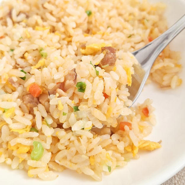 ファミマでは、コスパ抜群の冷凍食品を販売しています。, 1.「にんにくと唐辛子の旨みペペロンチーノ」, にんにくの旨味と、後から追ってくる辛さがクセになる！, オイルにクドさがなく、麺だけで食べてもおいしい！, 2.「赤味噌のコクと香味野菜の香り具付き味噌ラーメン」, 濃厚な味噌の風味がたまりません！, トッピングの具材も存在感があって、満足度が高いです。, 3.「香味油で仕上げた五目炒飯」, XO醤と油の旨味で、食べる手が止まらない。, たけのこのシャキシャキ感が、食感のポイント。