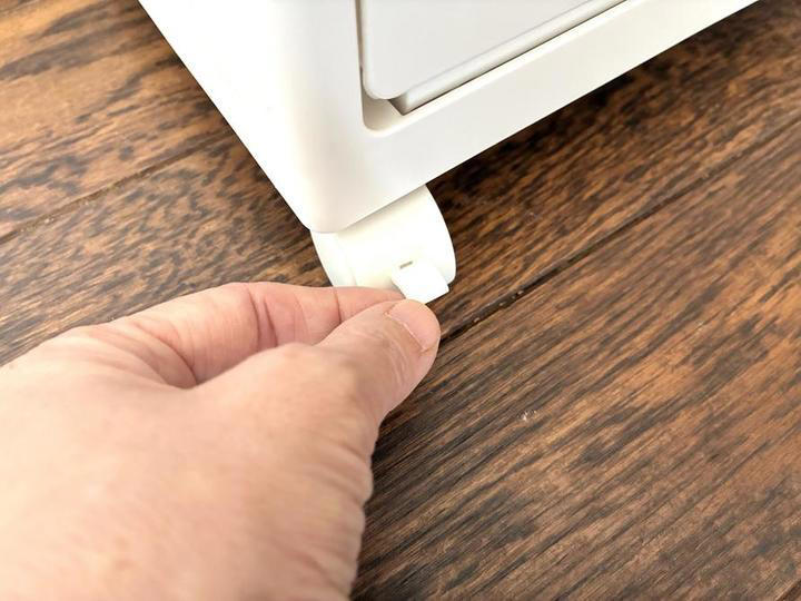 こんなゴミ箱探してた, 「幅35㎝」のスリムさで、置き場所を選ばない, 分別タグ付きで、何をどこに入れるのか一目瞭然, 開閉も自由自在で、使いやすい！, 各段、2分別できる「フック」付き, 上段は、DAISO「手提げポリ袋」Ｍがピッタリ, キャスター付きで移動も簡単。ストッパーで固定もできちゃう, フック活用で、一時置き場も