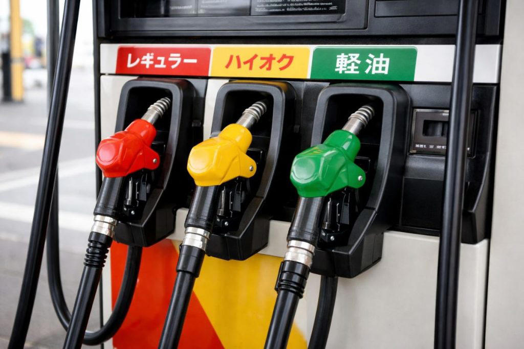 レギュラーとハイオクの決定的な差は「オクタン価」, オクタン価とは何か, なぜハイオクが必要なのか, ハイオクを入れるとパワーが出る？, ハイオクの付加価値「清浄剤」, ハイオク車にレギュラーを入れるリスク, ガソリンが「オレンジ色」に着色されている理由, 誤給油を防ぐ視覚的な工夫, ガソリンスタンドの地面に隠された秘密, ガソリンにも「消費期限」がある, 早めの使用を推奨, エタノール混合燃料(E10など), 給油で、愛車の寿命は変わる, 二輪車の楽しさや利便性、安全性に関する情報を発信