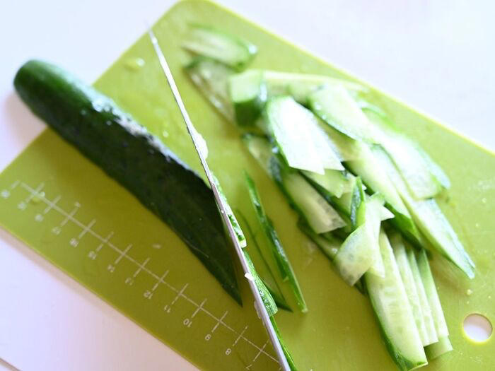 鶏チャーシューの作り方, よだれ鶏用の材料の下ごしらえ, よだれ鶏風タレの作り方, 鶏チャーシューを切り分ける, レンチンで簡単！よだれ鶏風チャーシューの完成！