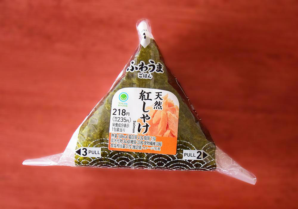 最も重量があるのはセブン-イレブン「炭火焼 紅しゃけ」, ローソン「手巻おにぎり 炙り熟成紅鮭」221円（税込）実食レポ, セブン-イレブン「手巻おにぎり 炭火焼紅しゃけ」232円（税込）実食レポ, ファミリーマート「手巻 紅しゃけ」235円（税込）実食レポ, ボリューム感を重視するならセブン-イレブン「手巻おにぎり 炭火焼紅しゃけ」がおすすめ