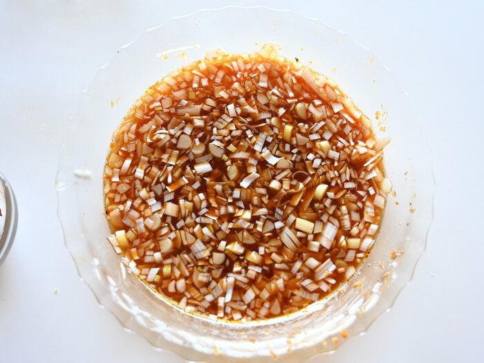 鶏チャーシューの作り方, よだれ鶏用の材料の下ごしらえ, よだれ鶏風タレの作り方, 鶏チャーシューを切り分ける, レンチンで簡単！よだれ鶏風チャーシューの完成！
