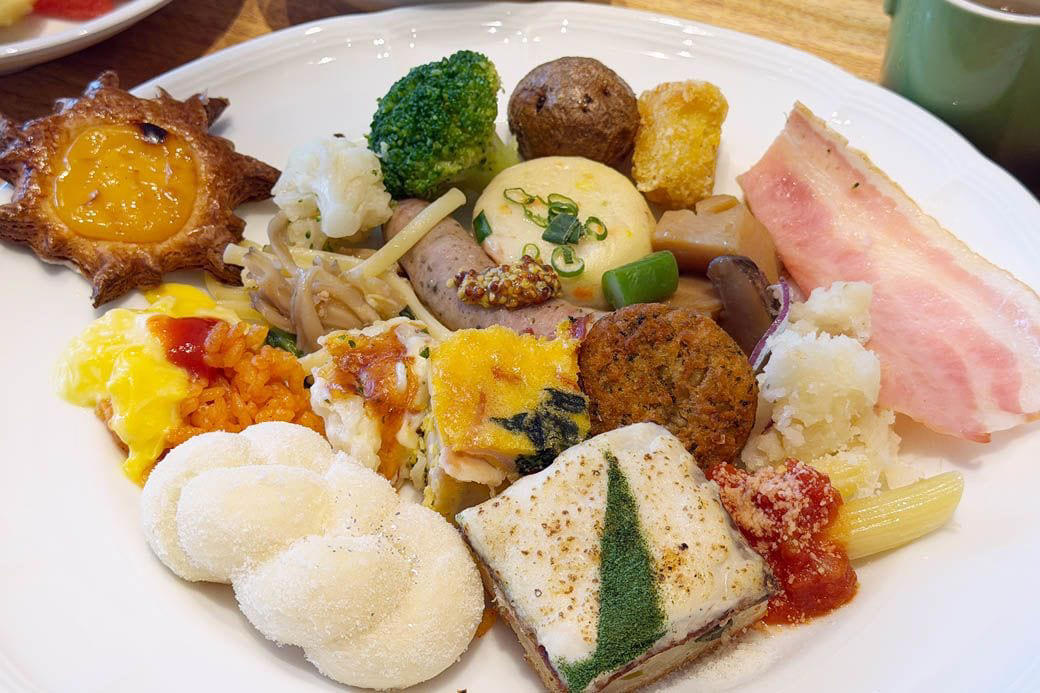 予約困難、大人気の東京ディズニーシー・ファンタジースプリングスホテル, ファンタジースプリングス・レストラン ブレックファストブッフェ4500円, ディズニーの魔法がかかったスペシャルなレストラン, 世界中の老若男女が「おいしい」と頷く、究極の最大公約数, パークで遊ぶ前のエネルギーチャージにも最適, 【おまけ】ファンタジースプリングスホテル朝食バイキングメニュー一覧, 人気の「トリュフ風味のロワイヤル」 , クロワッサンは焼きたてが食べられる, ステンシルが楽しいクロックムッシュ, 色鮮やかなサラダの数々 , 華やかなエディブルフラワーに目を引かれる, ドリンクブースも完備