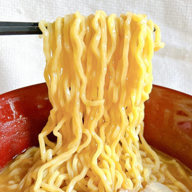 ファミマでは、コスパ抜群の冷凍食品を販売しています。, 1.「にんにくと唐辛子の旨みペペロンチーノ」, にんにくの旨味と、後から追ってくる辛さがクセになる！, オイルにクドさがなく、麺だけで食べてもおいしい！, 2.「赤味噌のコクと香味野菜の香り具付き味噌ラーメン」, 濃厚な味噌の風味がたまりません！, トッピングの具材も存在感があって、満足度が高いです。, 3.「香味油で仕上げた五目炒飯」, XO醤と油の旨味で、食べる手が止まらない。, たけのこのシャキシャキ感が、食感のポイント。