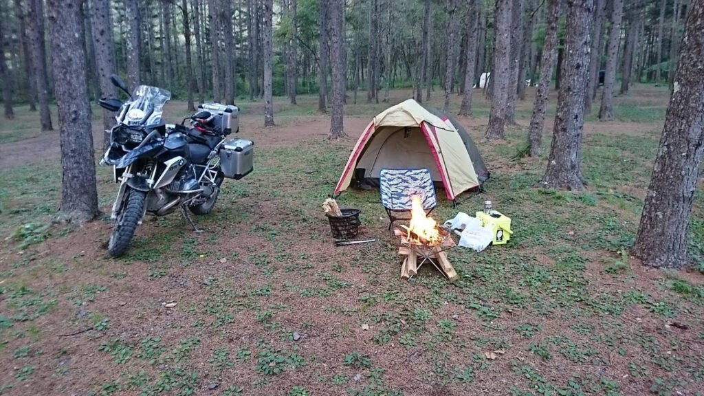 バイクキャンプに必須の基本道具6選, 6.レインウェア, あると便利なバイクキャンプ用品, バイクキャンプにおすすめのテント・ギア紹介, ロゴス｜Tradcanvas ツーリングドゥーブル・DUO-BJ, NANGA(ナンガ)｜オーロラテックス ライト 450DX, Helinox｜ライトコット, ロゴス｜ツーリングクッカーセット, バイクキャンプの積載を工夫するコツ, バイクの積載量と重量バランスを考える, サイドバッグ・シートバッグを活用する, バイクキャンプで利用しやすいキャンプ場選び, バイク専用料金やソロ利用の有無を確認, バイクをテント近くに停められるかどうか, レンタル用品や売店が充実しているか, バイクキャンプ初心者が注意すべきポイント, 普通のツーリングに慣れてから挑戦する, 地面の状態を考えて設営する, 食材や飲み物は計画的に準備する, バイクキャンプ道具一式をそろえてアウトドアを楽しもう