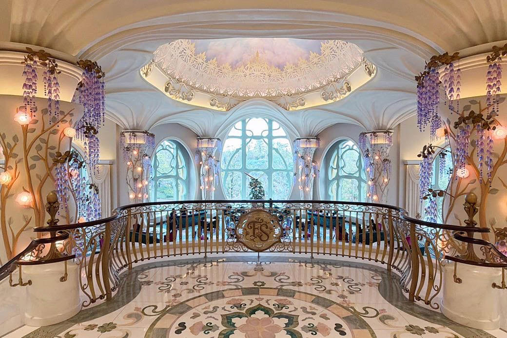 予約困難、大人気の東京ディズニーシー・ファンタジースプリングスホテル, ファンタジースプリングス・レストラン ブレックファストブッフェ4500円, ディズニーの魔法がかかったスペシャルなレストラン, 世界中の老若男女が「おいしい」と頷く、究極の最大公約数, パークで遊ぶ前のエネルギーチャージにも最適, 【おまけ】ファンタジースプリングスホテル朝食バイキングメニュー一覧, 人気の「トリュフ風味のロワイヤル」 , クロワッサンは焼きたてが食べられる, ステンシルが楽しいクロックムッシュ, 色鮮やかなサラダの数々 , 華やかなエディブルフラワーに目を引かれる, ドリンクブースも完備