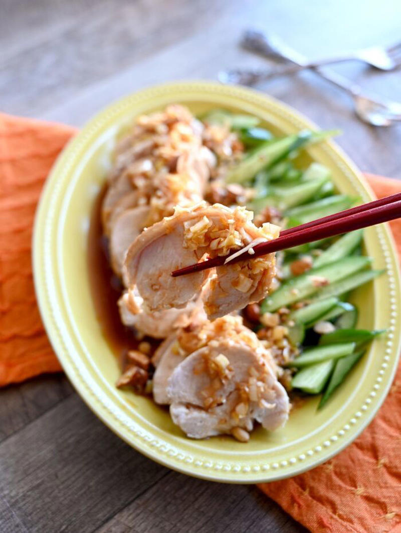 鶏チャーシューの作り方, よだれ鶏用の材料の下ごしらえ, よだれ鶏風タレの作り方, 鶏チャーシューを切り分ける, レンチンで簡単！よだれ鶏風チャーシューの完成！