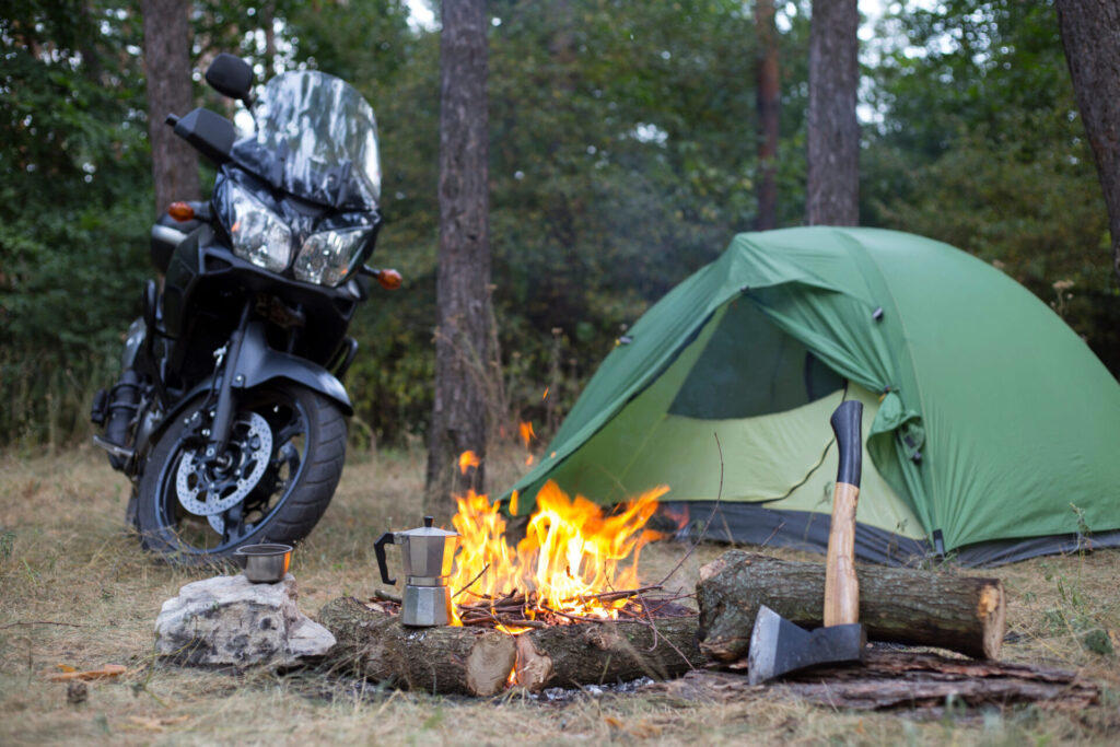 バイクキャンプに必須の基本道具6選, 6.レインウェア, あると便利なバイクキャンプ用品, バイクキャンプにおすすめのテント・ギア紹介, ロゴス｜Tradcanvas ツーリングドゥーブル・DUO-BJ, NANGA(ナンガ)｜オーロラテックス ライト 450DX, Helinox｜ライトコット, ロゴス｜ツーリングクッカーセット, バイクキャンプの積載を工夫するコツ, バイクの積載量と重量バランスを考える, サイドバッグ・シートバッグを活用する, バイクキャンプで利用しやすいキャンプ場選び, バイク専用料金やソロ利用の有無を確認, バイクをテント近くに停められるかどうか, レンタル用品や売店が充実しているか, バイクキャンプ初心者が注意すべきポイント, 普通のツーリングに慣れてから挑戦する, 地面の状態を考えて設営する, 食材や飲み物は計画的に準備する, バイクキャンプ道具一式をそろえてアウトドアを楽しもう