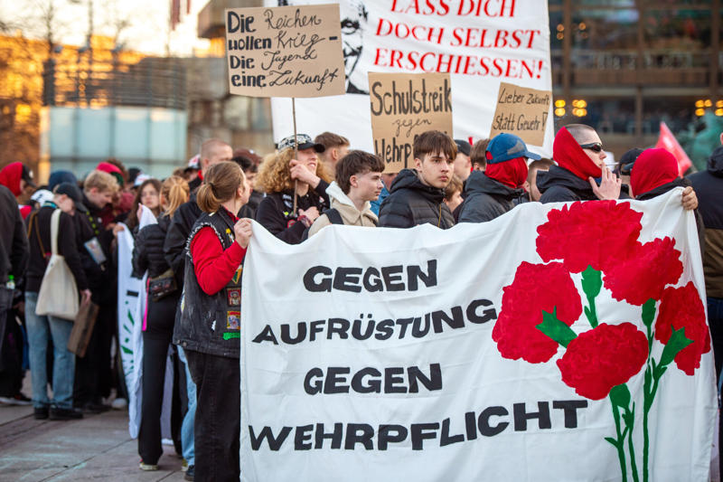 Reviving old customs, A return to mandatory military service is not ruled out, Mandatory questionnaire, The hidden controversy, If you leave Germany, you need permission, From ignorance to controversy, A handicap for many Germans?, Youth protests, Questionable motives, The legal basis dates back to 1956, Recovering old customs, Cold War: 1945-1991, Military Service Modernization Act, Target: 460,000 military personnel, Physical assessment from July 2027, And what about women?, No confirmed figures, The Trump effect