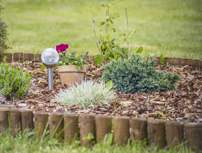 Concrete Pavers, Mulch Chips, Wooden Stakes, Pebble Rocks, Metal Line, Flower Edge