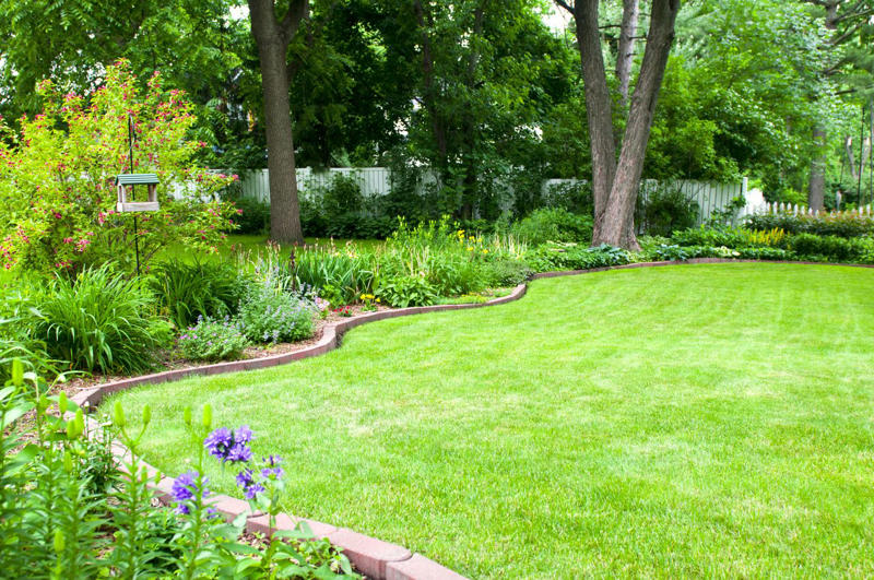 Concrete Pavers, Mulch Chips, Wooden Stakes, Pebble Rocks, Metal Line, Flower Edge