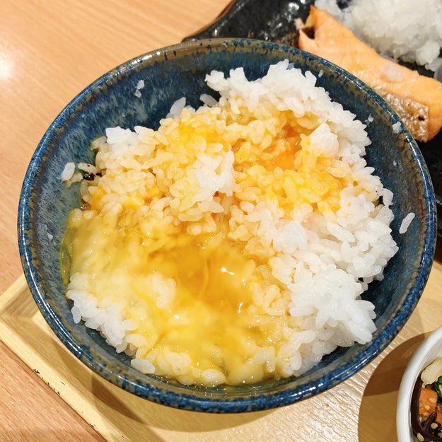 ココスでは、869円の「和食定食」を販売中です。, 自分好みの定食にアレンジできます。, 銀鮭は、脂がのっていて濃厚な味わい。, 豚汁は白米が進む味！, 卵かけごはんも楽しめちゃいます。, 季節の小鉢やサラダもついてきて、満足度が高いです。, 朝はお得にドリンクバーが楽しめるのも魅力です。, 和食メニューも、期待を上回るおいしさでした！, モーニングといえば、ロイヤルホストの「ロイヤルホストモーニング ～コーンのポタージュ・サラダ付～」もおすすめ！