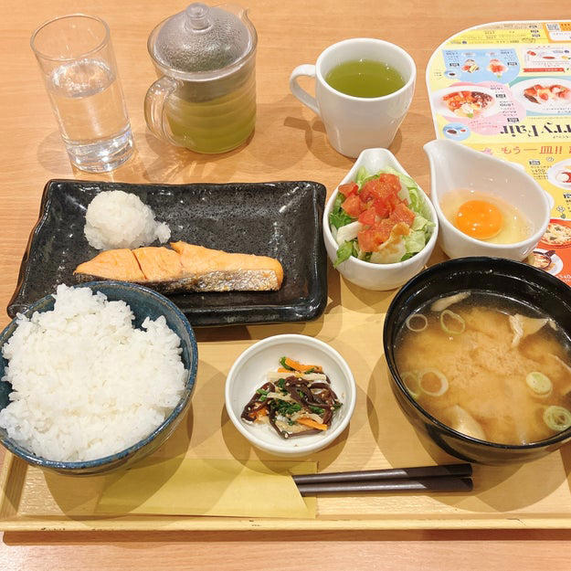 ココスでは、869円の「和食定食」を販売中です。, 自分好みの定食にアレンジできます。, 銀鮭は、脂がのっていて濃厚な味わい。, 豚汁は白米が進む味！, 卵かけごはんも楽しめちゃいます。, 季節の小鉢やサラダもついてきて、満足度が高いです。, 朝はお得にドリンクバーが楽しめるのも魅力です。, 和食メニューも、期待を上回るおいしさでした！, モーニングといえば、ロイヤルホストの「ロイヤルホストモーニング ～コーンのポタージュ・サラダ付～」もおすすめ！