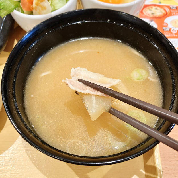 ココスでは、869円の「和食定食」を販売中です。, 自分好みの定食にアレンジできます。, 銀鮭は、脂がのっていて濃厚な味わい。, 豚汁は白米が進む味！, 卵かけごはんも楽しめちゃいます。, 季節の小鉢やサラダもついてきて、満足度が高いです。, 朝はお得にドリンクバーが楽しめるのも魅力です。, 和食メニューも、期待を上回るおいしさでした！, モーニングといえば、ロイヤルホストの「ロイヤルホストモーニング ～コーンのポタージュ・サラダ付～」もおすすめ！