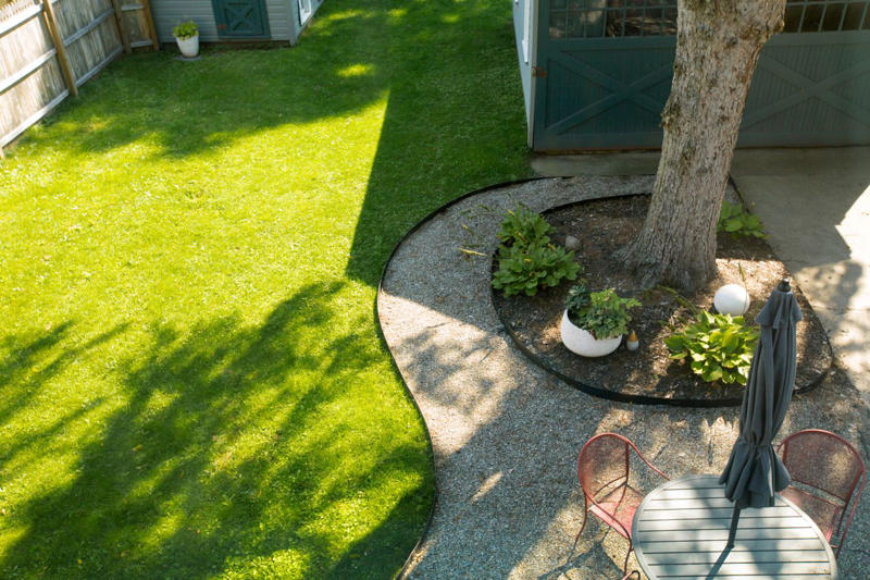 Concrete Pavers, Mulch Chips, Wooden Stakes, Pebble Rocks, Metal Line, Flower Edge