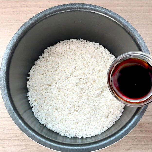作り方：① 炊飯釜に【A】を入れ、２合の目盛りまで水（分量外、適量）を注いで炊飯する。, ② 卵焼き器にサラダ油を半量引いて中火に熱し、混ぜ合わせた【B】を流し入れて全体に広げる。表面が半熟状になるまで焼き、奥から手前に巻く。同様にもう1つ作る。, ③ 焼きのり1枚をラップの上にのせる。上部3cmほどを残して①の半量を全体に広げ、②をのせて巻く。同様にもう1本作る。ぬらした包丁で食べやすい大きさに切ったら、完成！, おにぎりよりこっちがいい！！