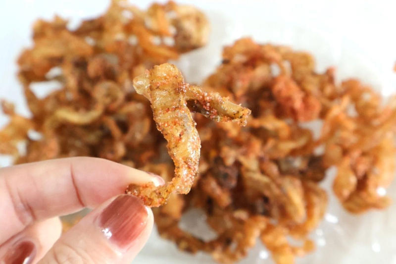 あやうく素通り!? パッケージは地味だけど期待大の「焼き貝ひも明太子」, 噛むほどに旨味がじゅわ〜！明太子のピリ辛でお酒が止まらない, 【絶品アレンジ】マヨ＋大葉でさらに“ギルティ”なおつまみに変身！, 【結論】ドンキの「地味だけど超わかってる系おつまみ」は発掘の価値あり