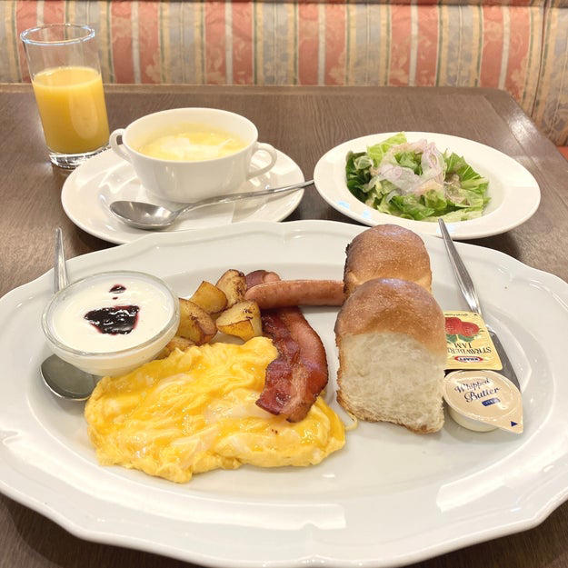 ココスでは、869円の「和食定食」を販売中です。, 自分好みの定食にアレンジできます。, 銀鮭は、脂がのっていて濃厚な味わい。, 豚汁は白米が進む味！, 卵かけごはんも楽しめちゃいます。, 季節の小鉢やサラダもついてきて、満足度が高いです。, 朝はお得にドリンクバーが楽しめるのも魅力です。, 和食メニューも、期待を上回るおいしさでした！, モーニングといえば、ロイヤルホストの「ロイヤルホストモーニング ～コーンのポタージュ・サラダ付～」もおすすめ！