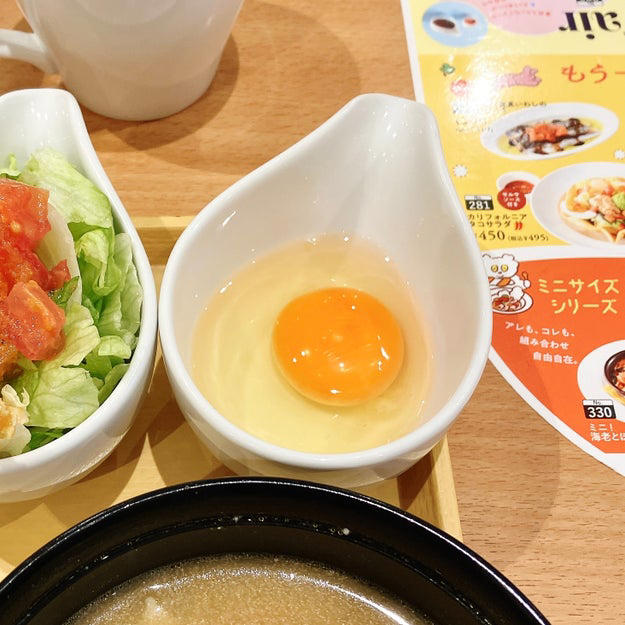 ココスでは、869円の「和食定食」を販売中です。, 自分好みの定食にアレンジできます。, 銀鮭は、脂がのっていて濃厚な味わい。, 豚汁は白米が進む味！, 卵かけごはんも楽しめちゃいます。, 季節の小鉢やサラダもついてきて、満足度が高いです。, 朝はお得にドリンクバーが楽しめるのも魅力です。, 和食メニューも、期待を上回るおいしさでした！, モーニングといえば、ロイヤルホストの「ロイヤルホストモーニング ～コーンのポタージュ・サラダ付～」もおすすめ！