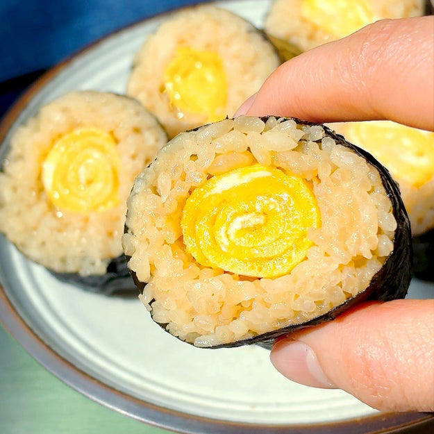 作り方：① 炊飯釜に【A】を入れ、２合の目盛りまで水（分量外、適量）を注いで炊飯する。, ② 卵焼き器にサラダ油を半量引いて中火に熱し、混ぜ合わせた【B】を流し入れて全体に広げる。表面が半熟状になるまで焼き、奥から手前に巻く。同様にもう1つ作る。, ③ 焼きのり1枚をラップの上にのせる。上部3cmほどを残して①の半量を全体に広げ、②をのせて巻く。同様にもう1本作る。ぬらした包丁で食べやすい大きさに切ったら、完成！, おにぎりよりこっちがいい！！
