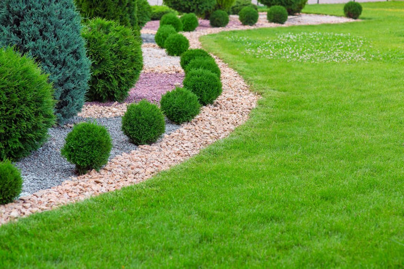 Concrete Pavers, Mulch Chips, Wooden Stakes, Pebble Rocks, Metal Line, Flower Edge